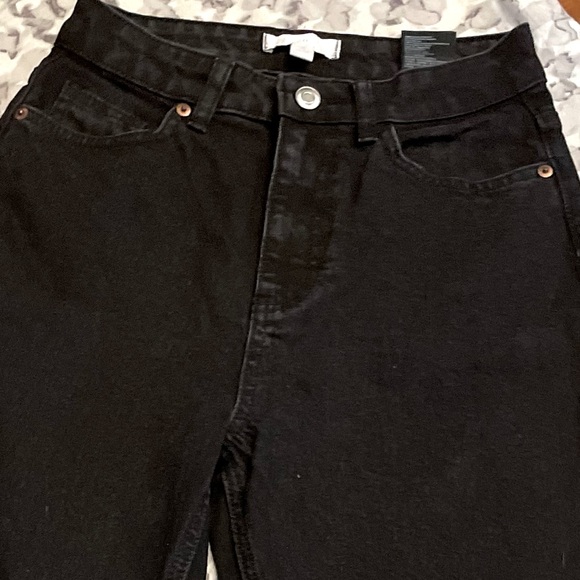 NWOT H&M Black Slim Mum High Ankle Jeans Size 6 -8 $30 (RRP $40)๐๏ธ๐. - Picture 5 of 8